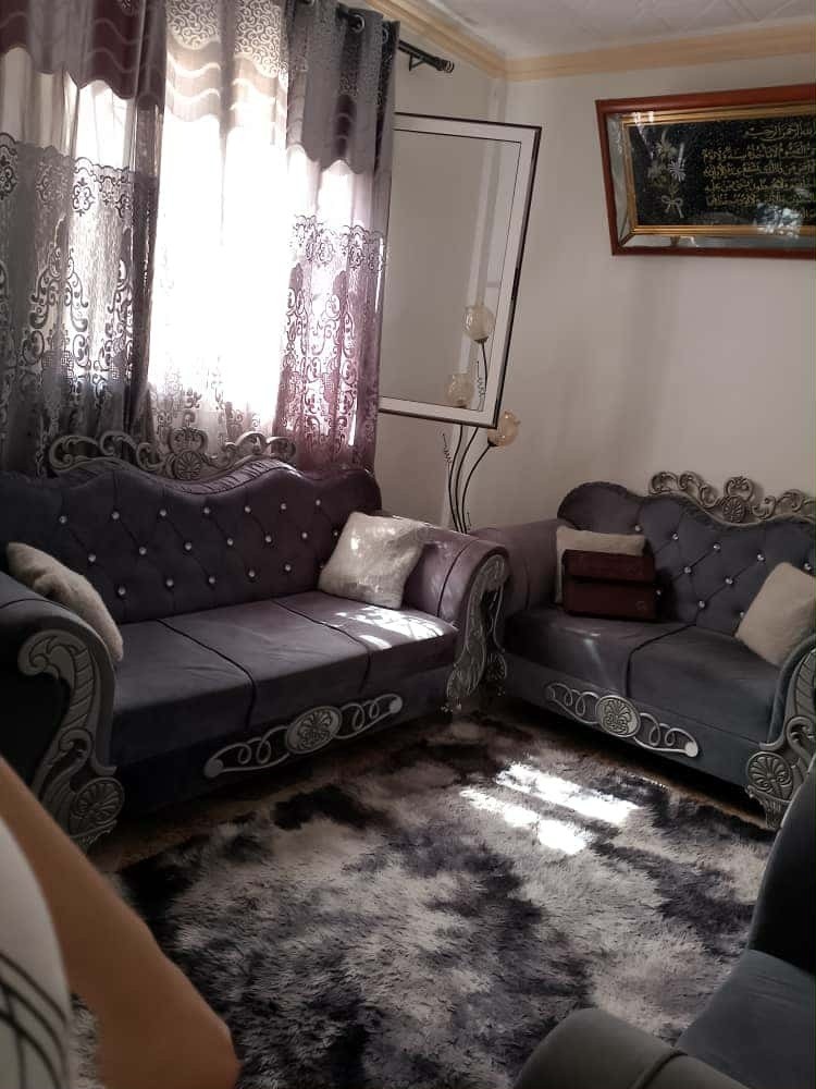 منزل أرضي مع مستودع بحي سكني محترم قريب من كل المرافق - 2