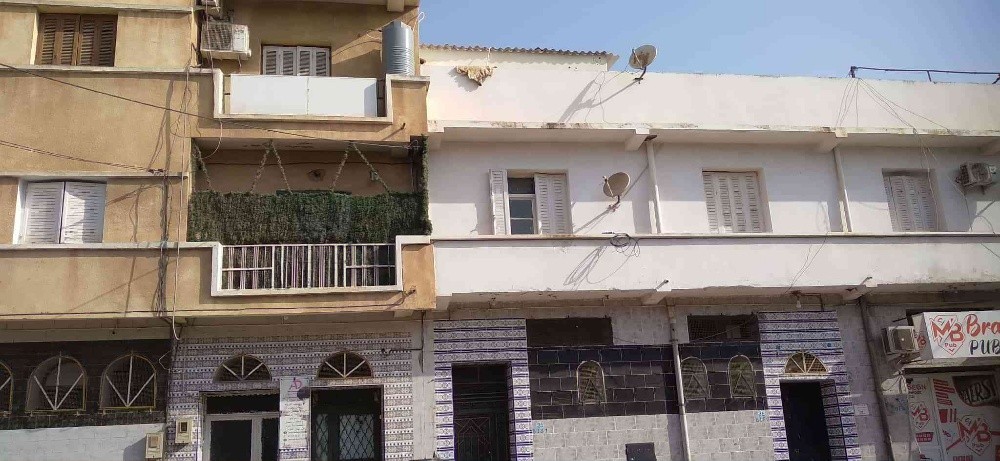 فيلا كبيرة مع أربعة محلات و مستودعين - 2
