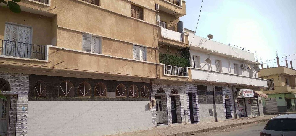 فيلا كبيرة مع أربعة محلات و مستودعين - 1