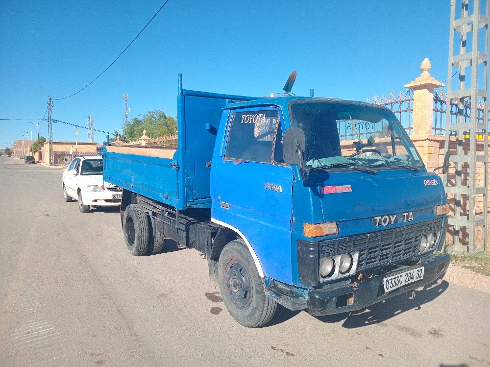 شاحنة طويوطا  - 1