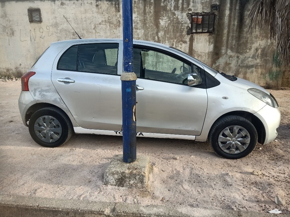 ياريس  0699810500 - 3