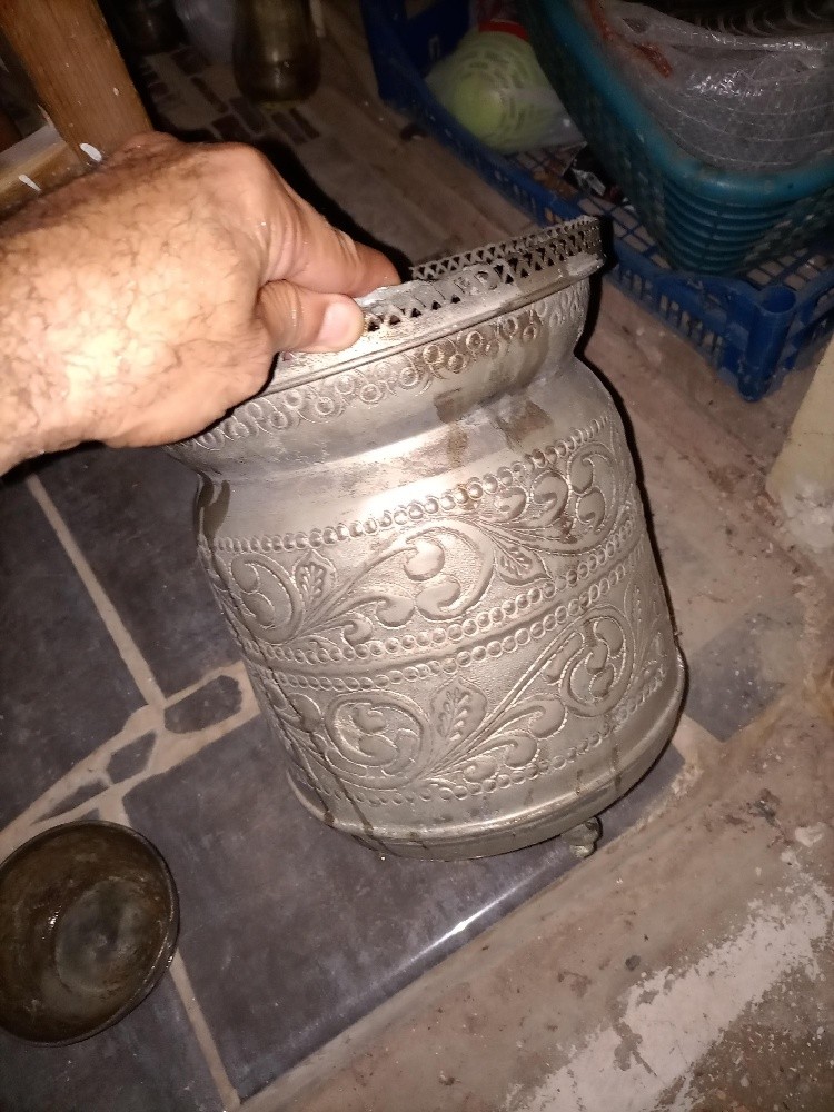 vase en métal argenté ciselé - 1