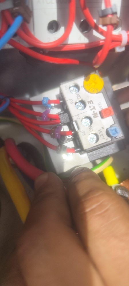 Un électricien professionnel  - 4