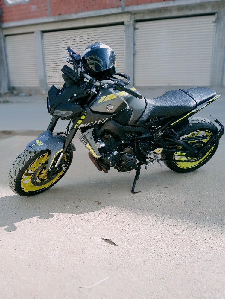 Yamaha MT09 - 1