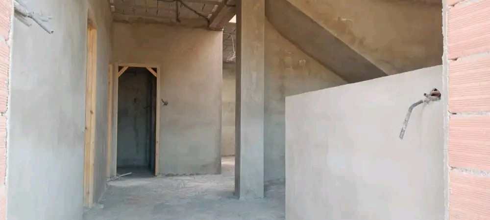 تقريبا كاملة معها البواب و نوافذ - 2