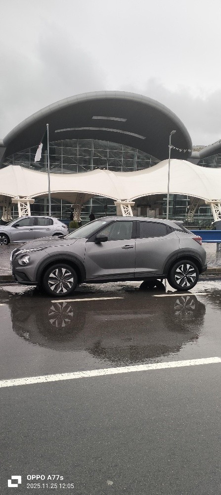 Voiture Nissan en vent  - 2