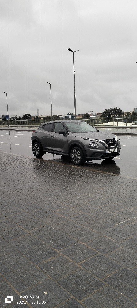 Voiture Nissan en vent  - 1