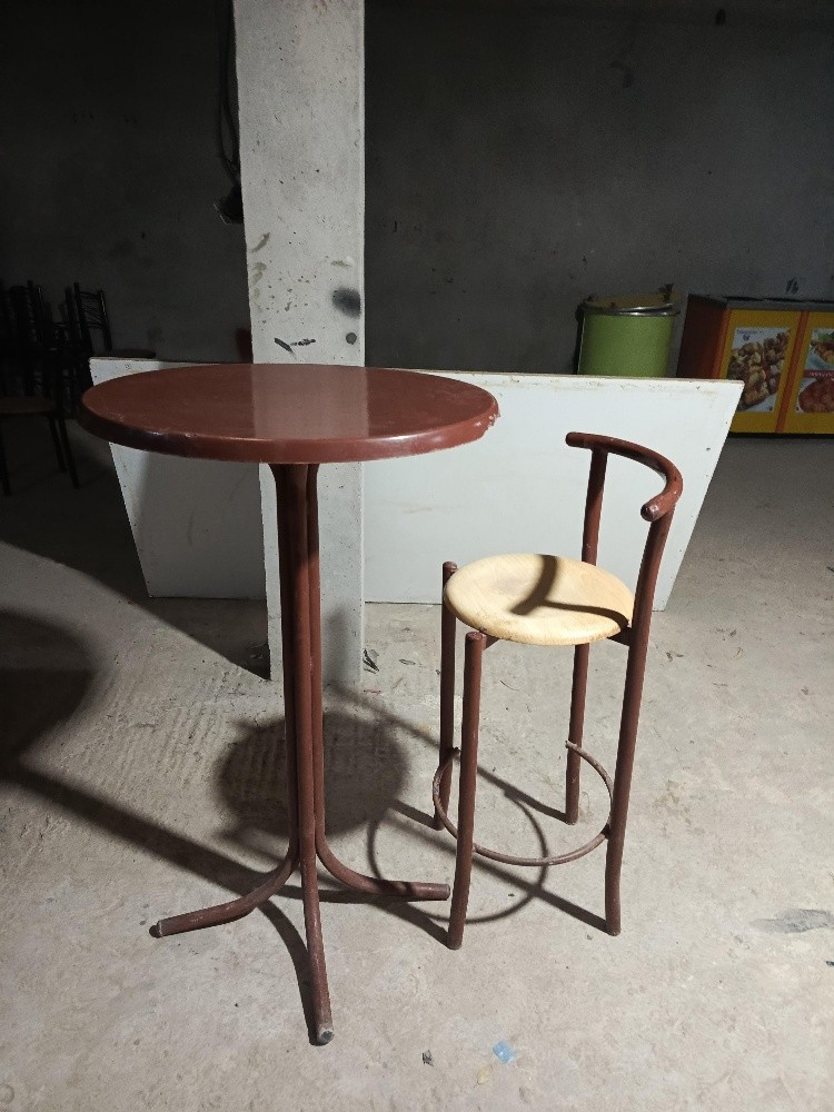 Chaises et table - 1