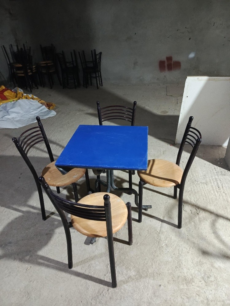 Chaises et table - 2