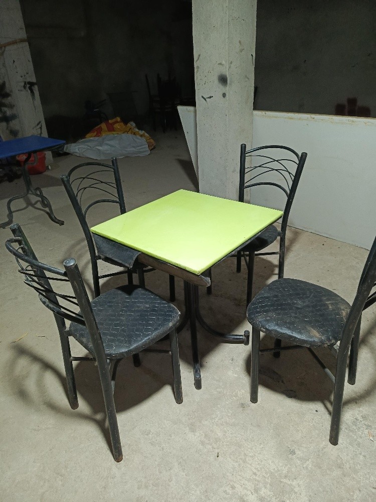 Chaises et table - 3