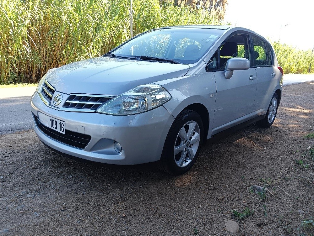Nissan Tiida Tekna - 2