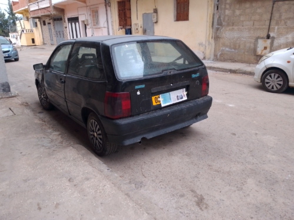 Voiture Fiat ancien en vent  - 1