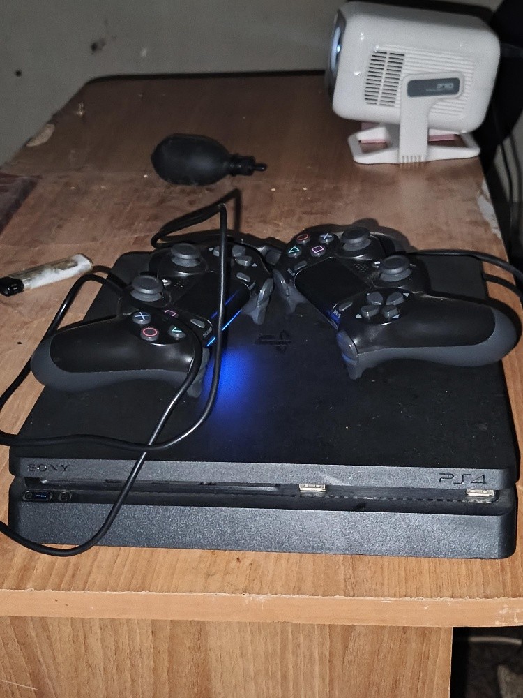 ps4 slim - 1