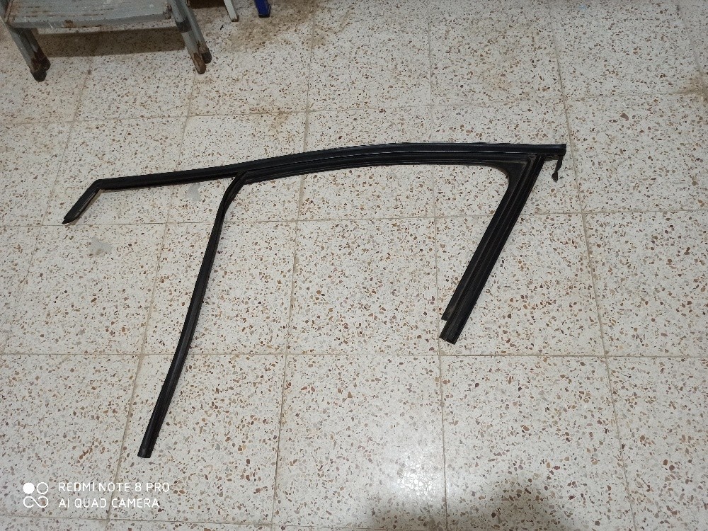 عازل النافذة الأمامية اليسرى - 2