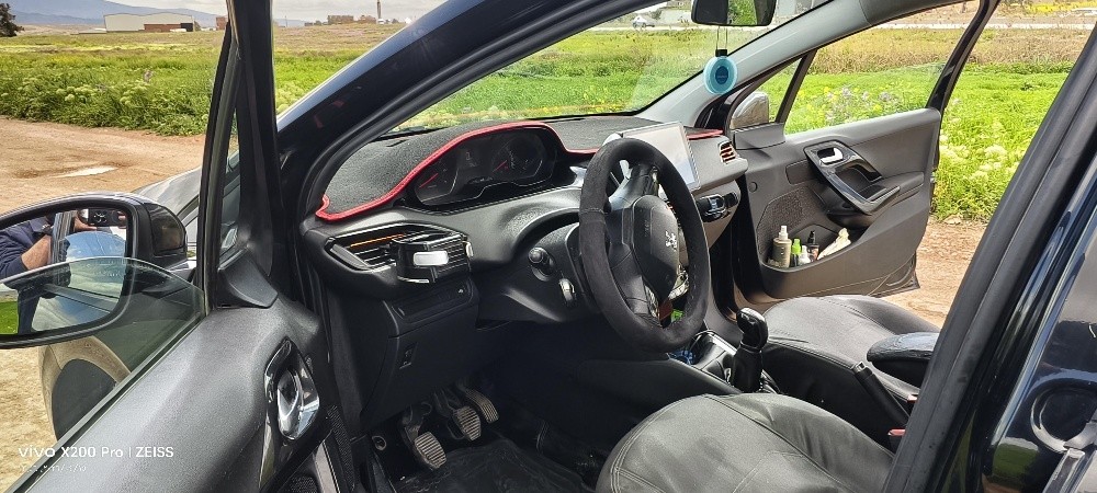 Peugeot 208 2014 active 1.2 - 3
