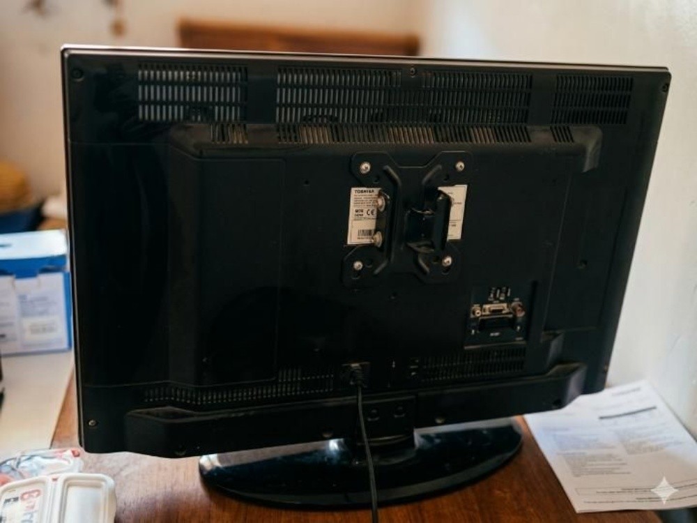 TOSHIBA TV - 2