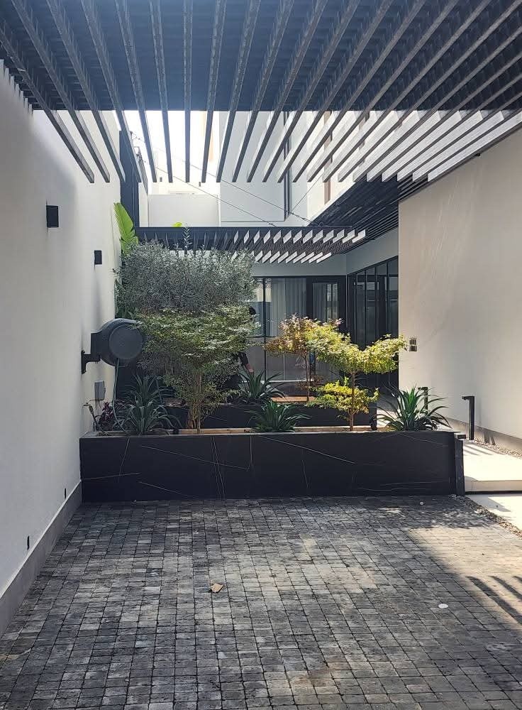 Beau travail de décoration et d'embellissement du jardin et de nettoyage des lieux. - 2