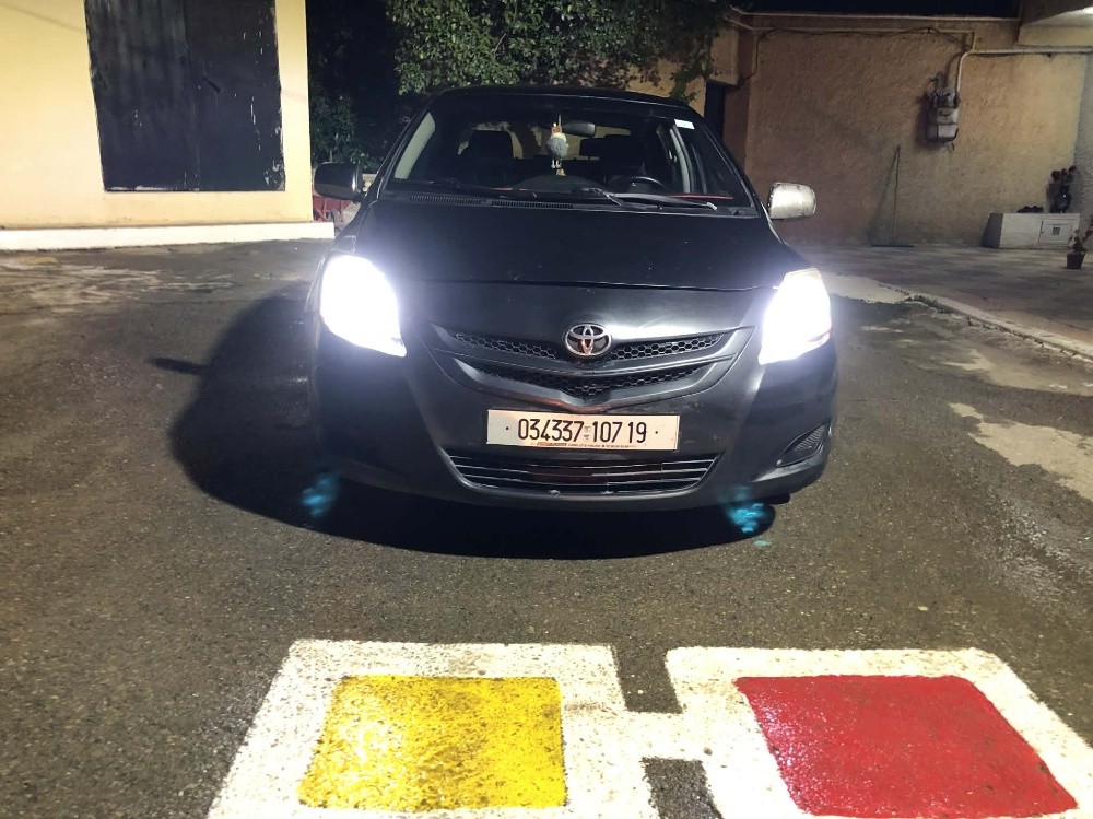 Toyota yaris  - 2