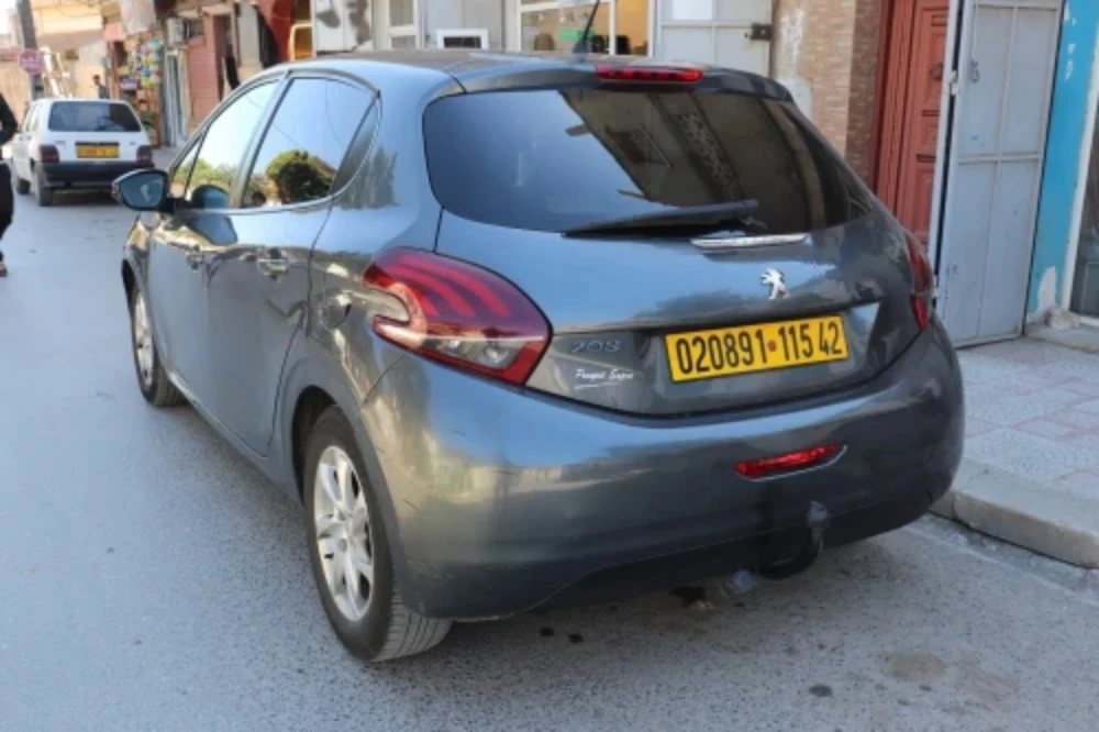 Peugeot 208 en vent  - 2