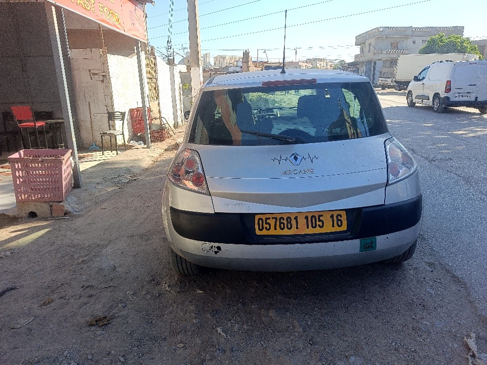 سيارة ميغان 2 - 3