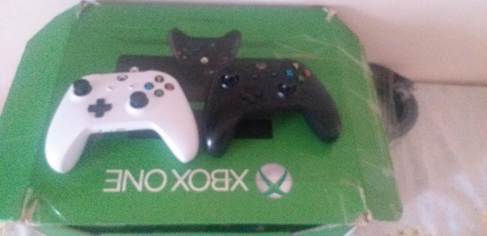 xbox one avec boite et 5 cd - 1
