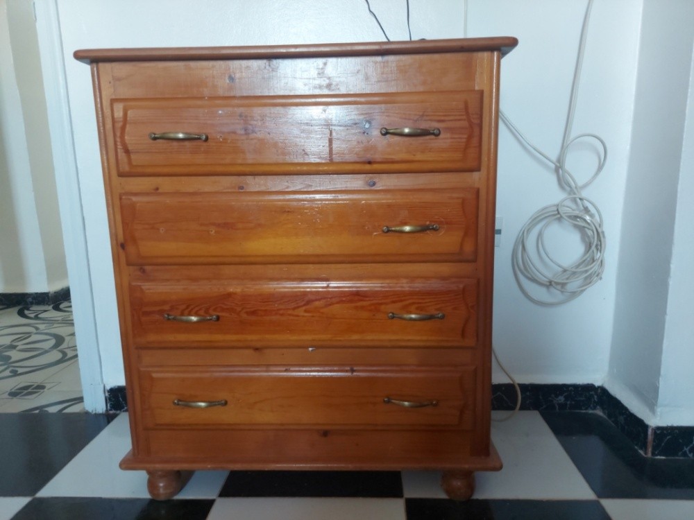 Une armoire pour les livres ou les vêtements - 1
