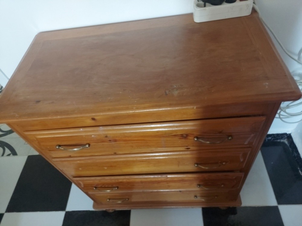 Une armoire pour les livres ou les vêtements - 2