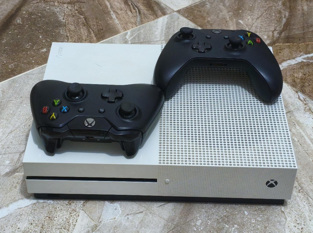 Xbox one s 1t mn France etat 9/10 - 1