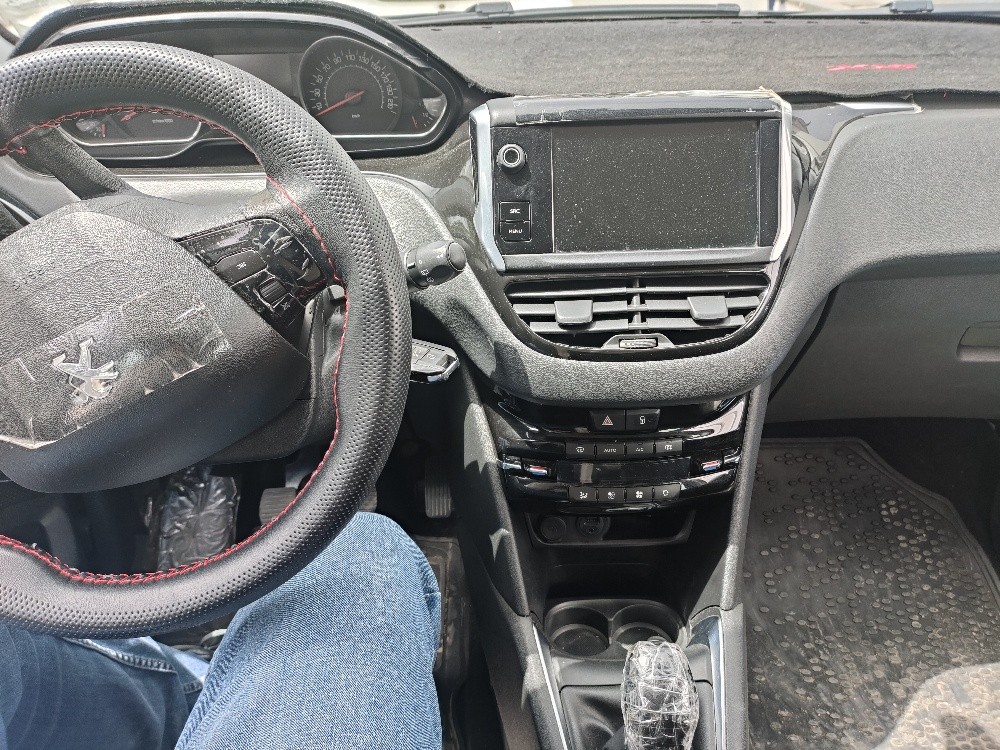 Peugeot 208 - 5