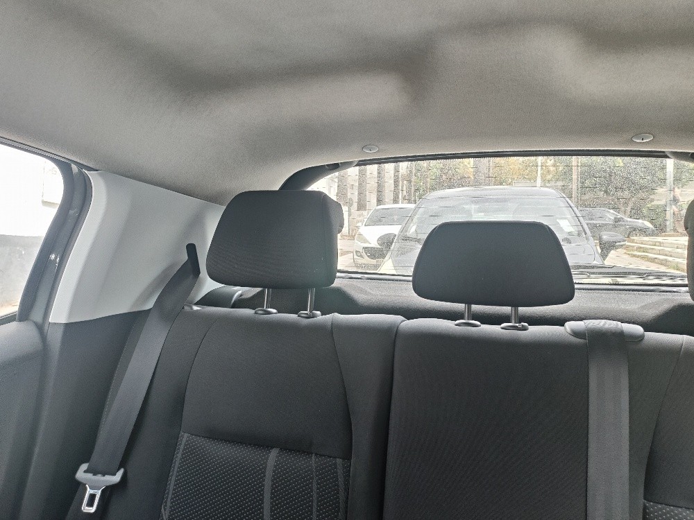 Peugeot 208 - 8