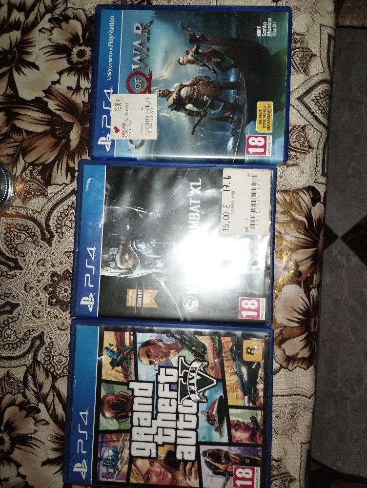 PlayStation 4 slim - 4