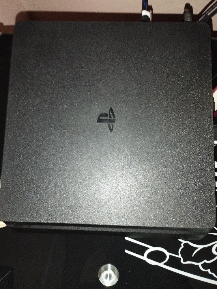 PlayStation 4 slim - 1