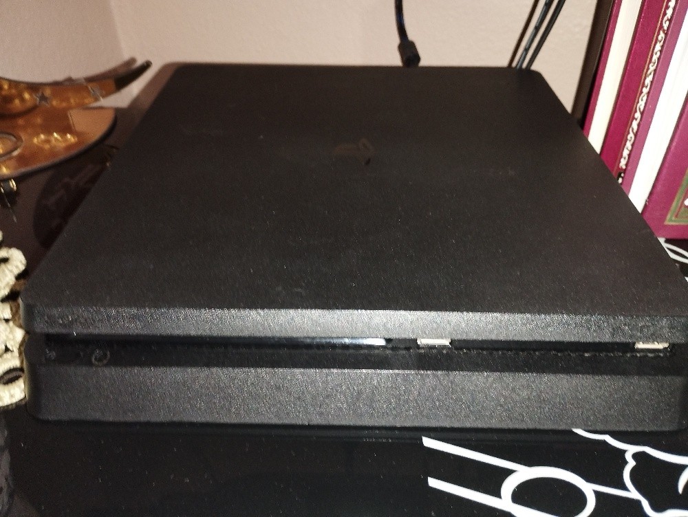 PlayStation 4 slim - 2