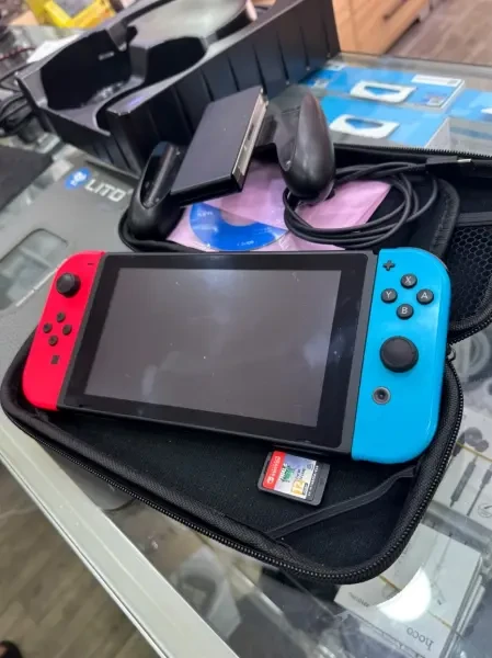 Nintendo Switch - 1