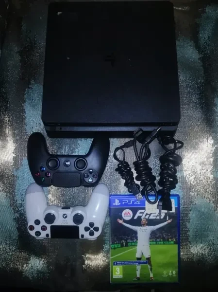 PlayStation 4 Slim - 1