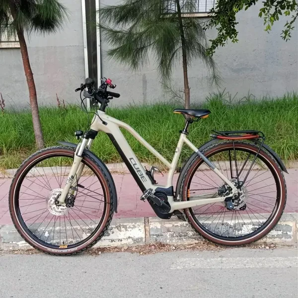 Vélo Électrique Cube - 1