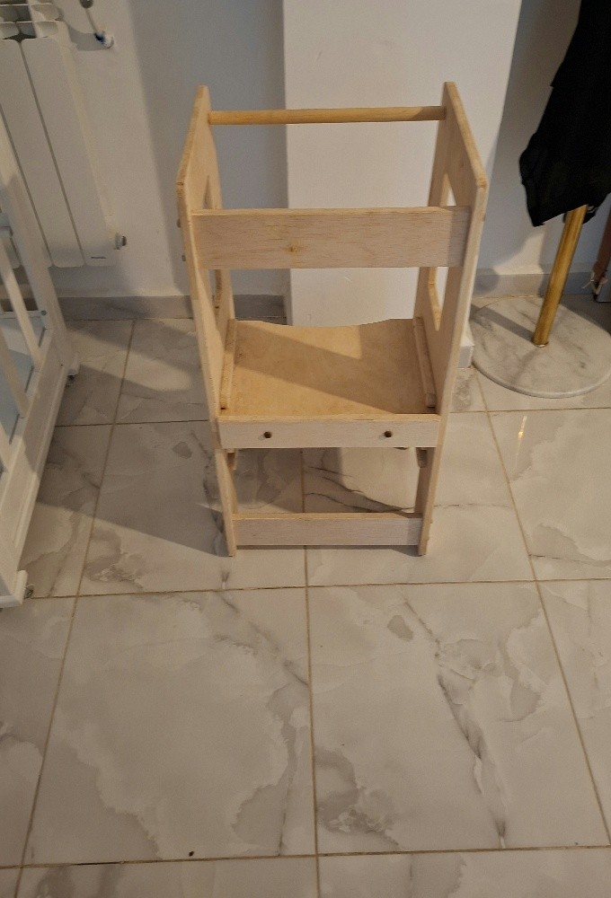 Une tour d'apprentissage Montessori en bois - 1