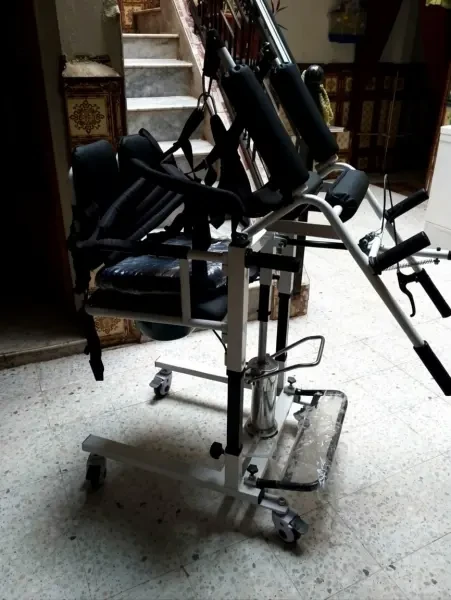 ألة رفع ونقل كبار السن و المرضى - 1