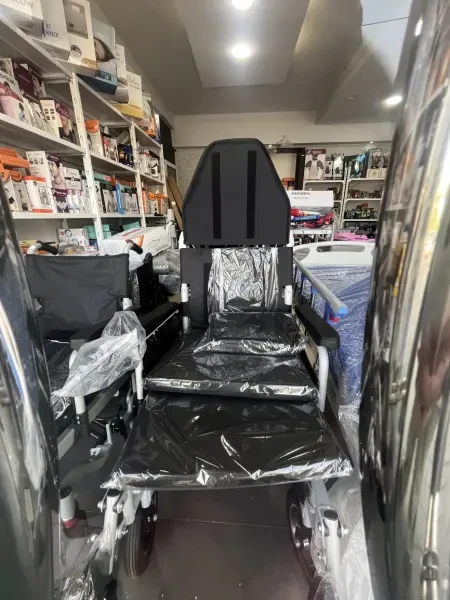 Fauteuil roulant électrique avec - 1