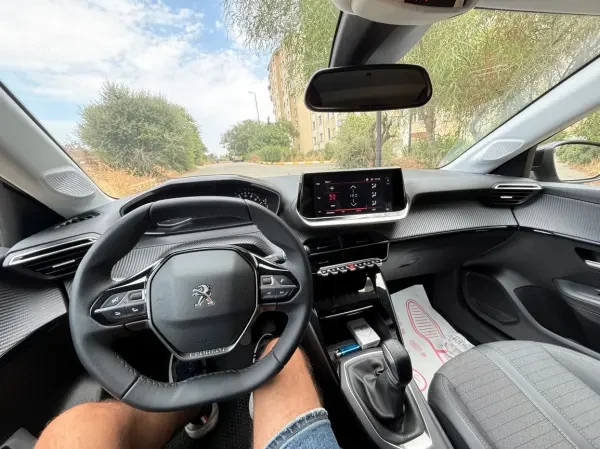 Peugeot 208 - 1