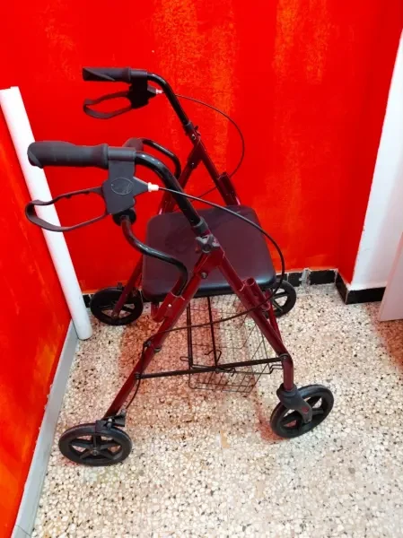 Déambulateur 4 roues avec siège - 1