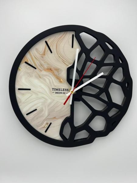 Horloge murale en résine - 1