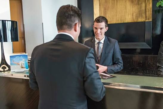 Receptionniste D'hotel - 1