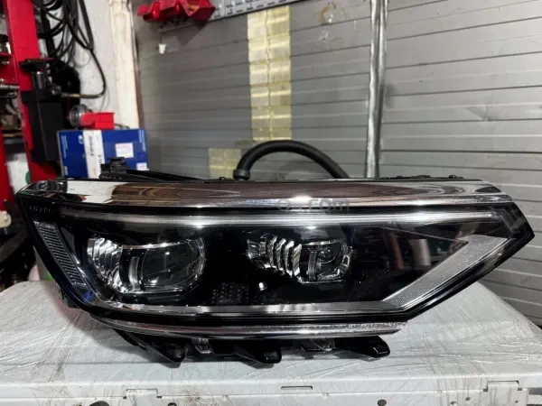 Phare VW Passat 2021+ - 1