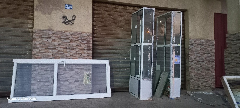 vitrine facade boutique avec port - 1