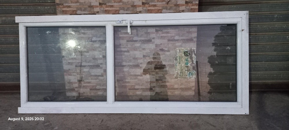 vitrine facade boutique avec port - 2