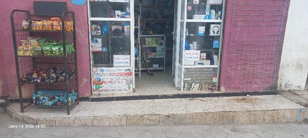 vitrine facade boutique avec port - 4