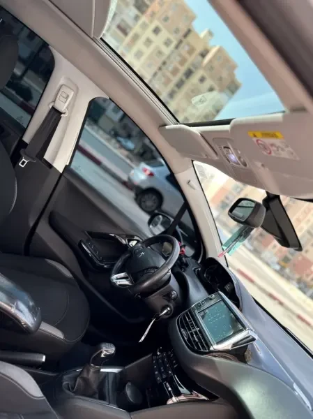 Peugeot 208 2015 Allure Facelift - 4