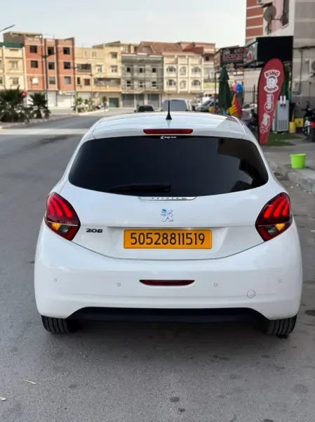 Peugeot 208 2015 Allure Facelift - 3