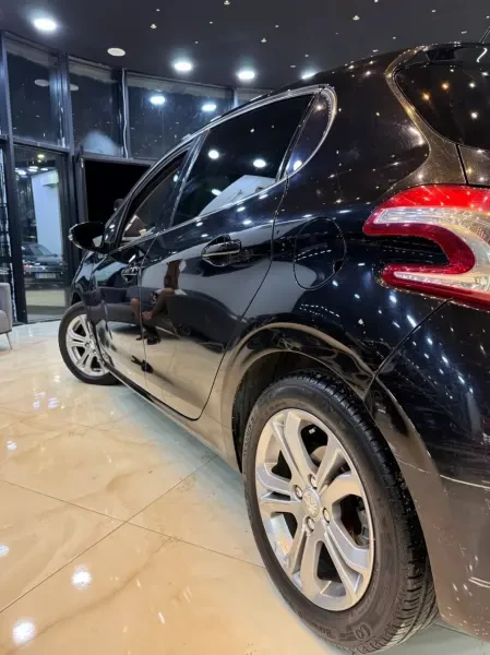 Peugeot 208 2015 Allure - 2